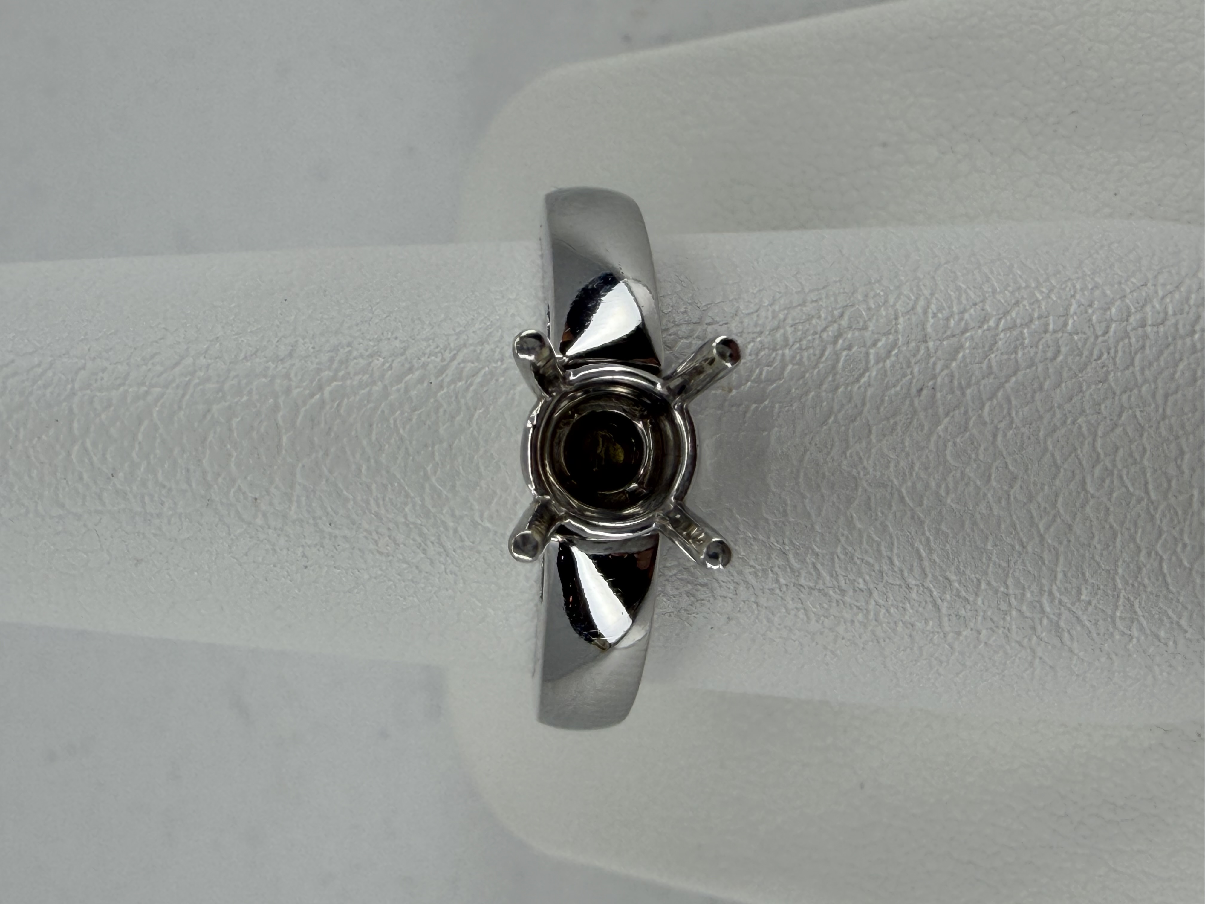 14K White Gold Solitaire Ring Mounting