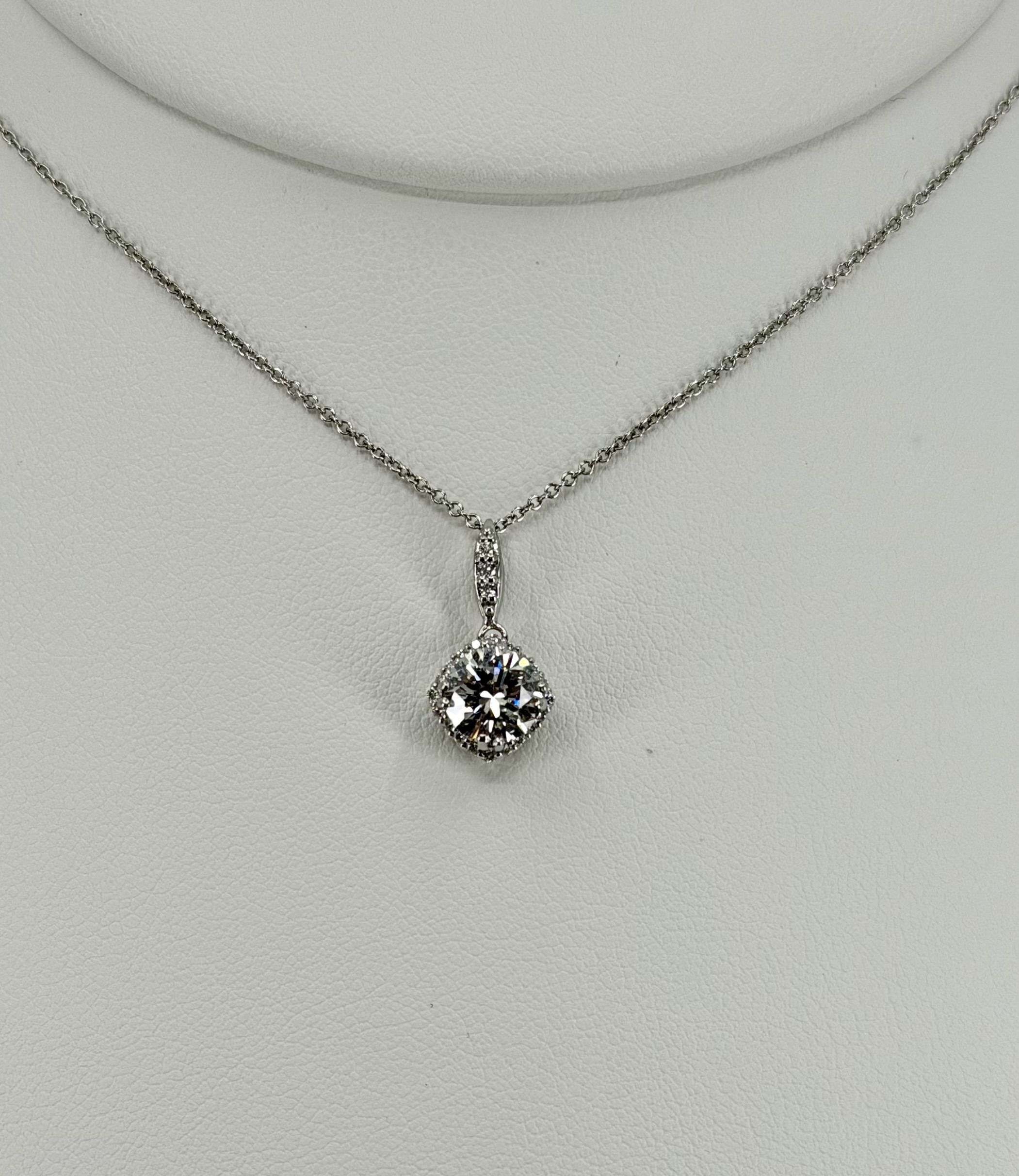 18K White Gold Natural Round Diamond Halo Pendant Necklace