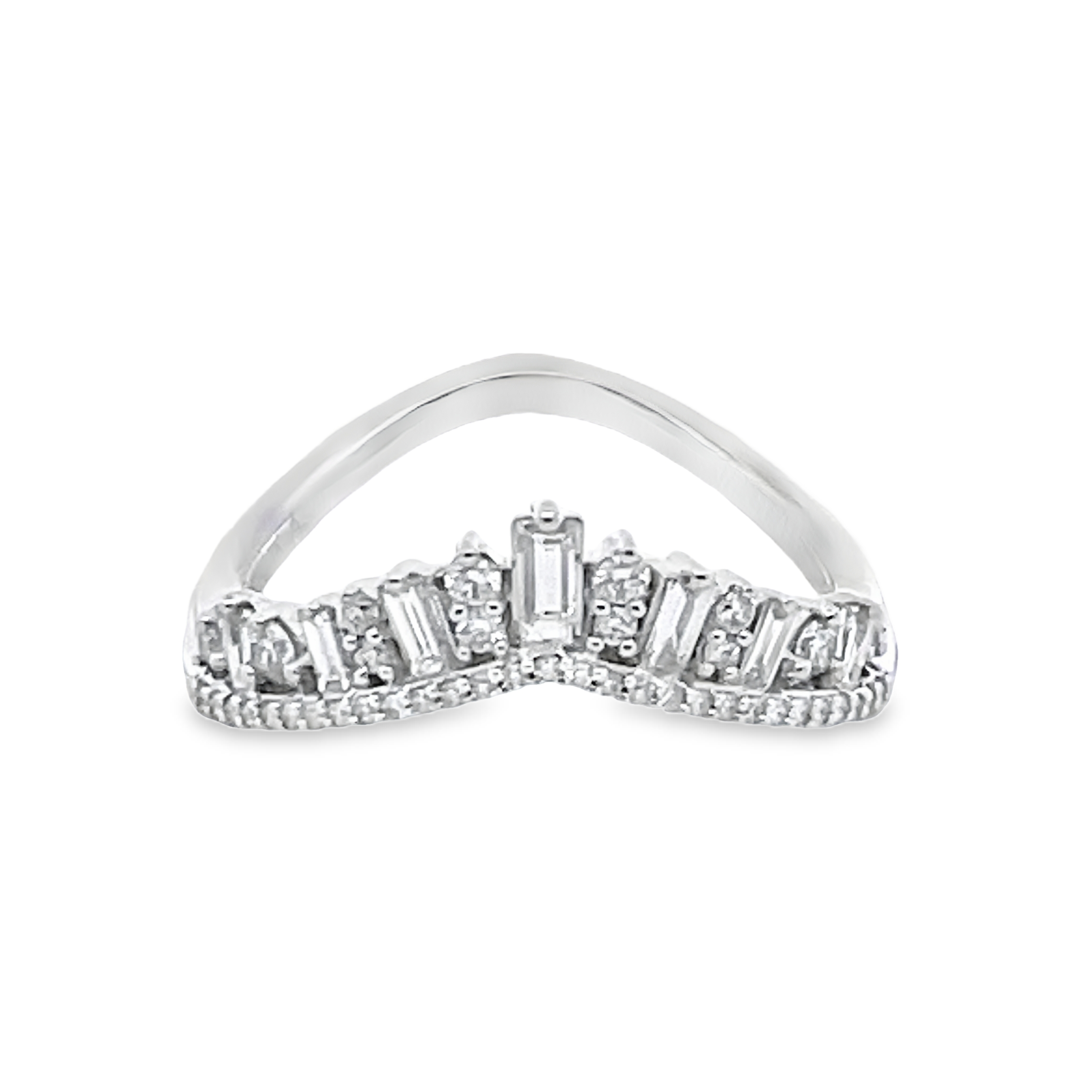 .50CTW DIAMOND V SHAPE CORONA STYLE 2-ROW BAND CONTAINING: 7 BAGUETTE DIAMONDS + 41 ROUND DIAMONDS 14KW