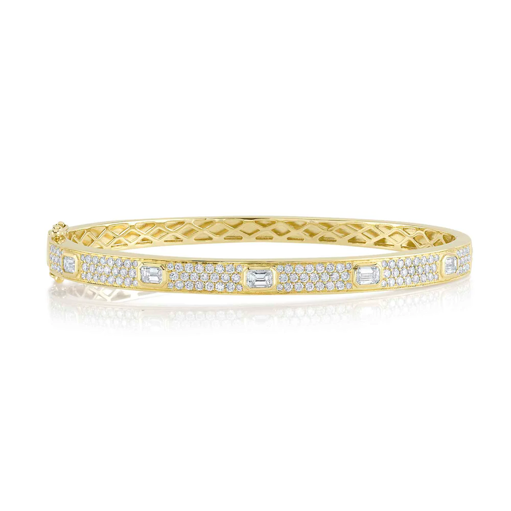 1.80CTW PAVE DIAMOND OVAL HINGED BANGLE CONTAINING: 5 EMERALD CUT BEZEL-SET DIAMONDS + 116 ROUND PRONG-SET DIAMONDS 14KY
