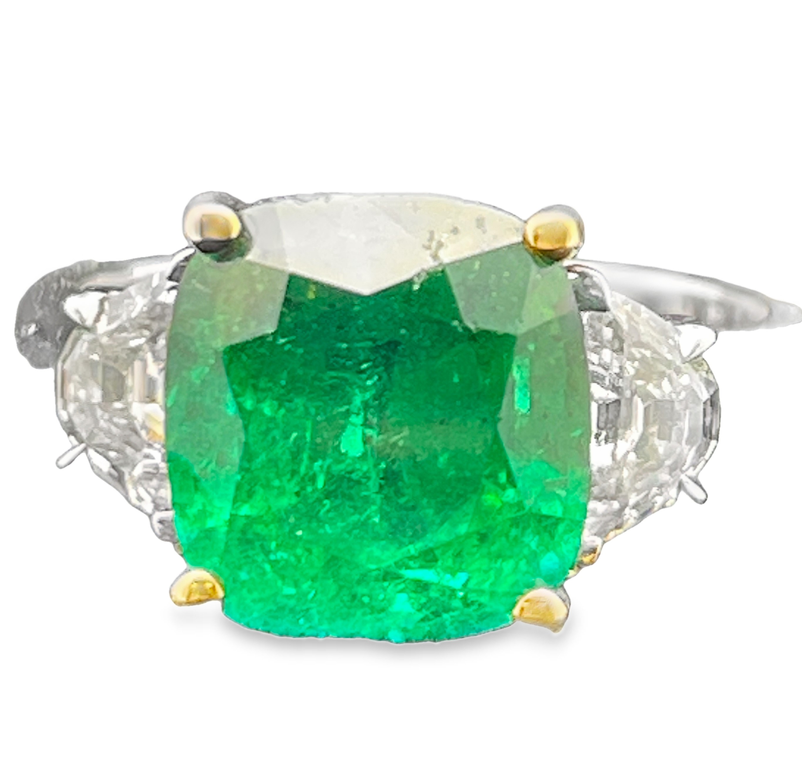 5.09TGW EMERALD AND DIAMOND RING CONTAINING: 4.31CT CUSHION EMERALD CENTER + 2 TRAPEZOID DIAMONDS .78TDW G-H VS2-SI1 18KWY