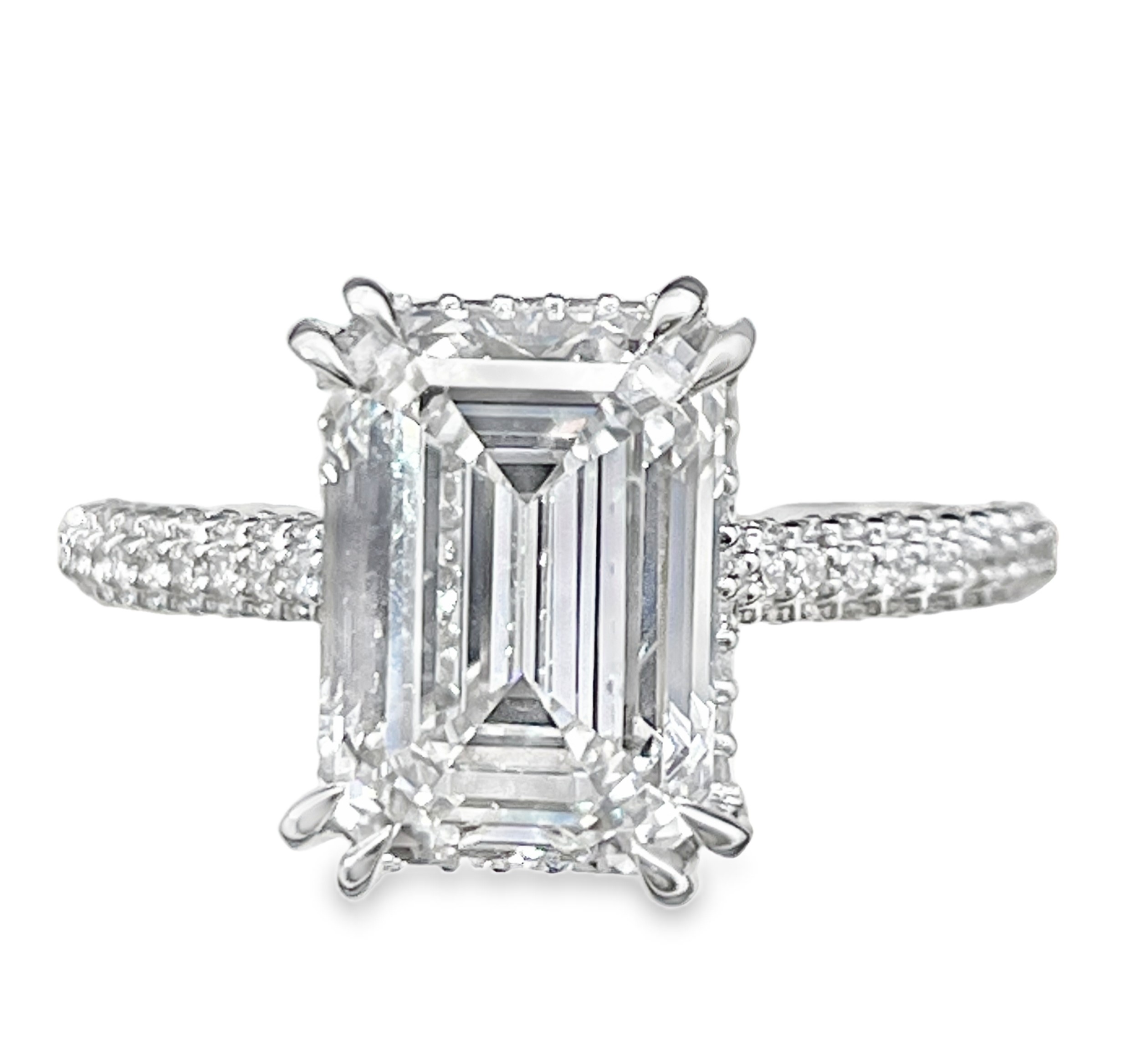 SUPER MAN MADE CREATED 4.66CTW DIAMOND ENGAGEMENT RING CONTAINING: 4.08CT EMERALD CUT DIAMOND CENTER G VS1 IGI LG595392646 + 94 ROUND MELEE DIAMONDS .58CTW 18KW