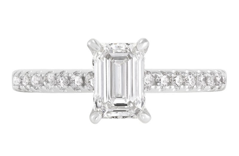 SUPER MAN MADE CREATED 1.35CTW DIAMOND ENGAGEMENT RING CONTAINING: 1.02CT EMERALD CUT CENTER DIAMOND F VVS2 IGI LG610335816 + 28 ROUND MELEE DIAMONDS 1/3CTW 14KW