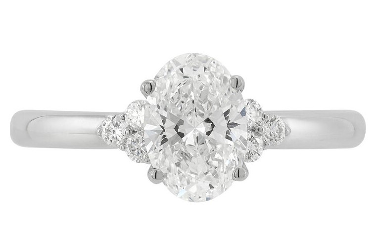 SUPER MAN MADE CREATED 1.40CTW DIAMOND ENGAGEMENT RING CONTAINING: 1.25CT OVAL DIAMOND CENTER D VS1 IGI LG647418612 + 6 ROUND ACCENT DIAMONDS .15CTW 14KW